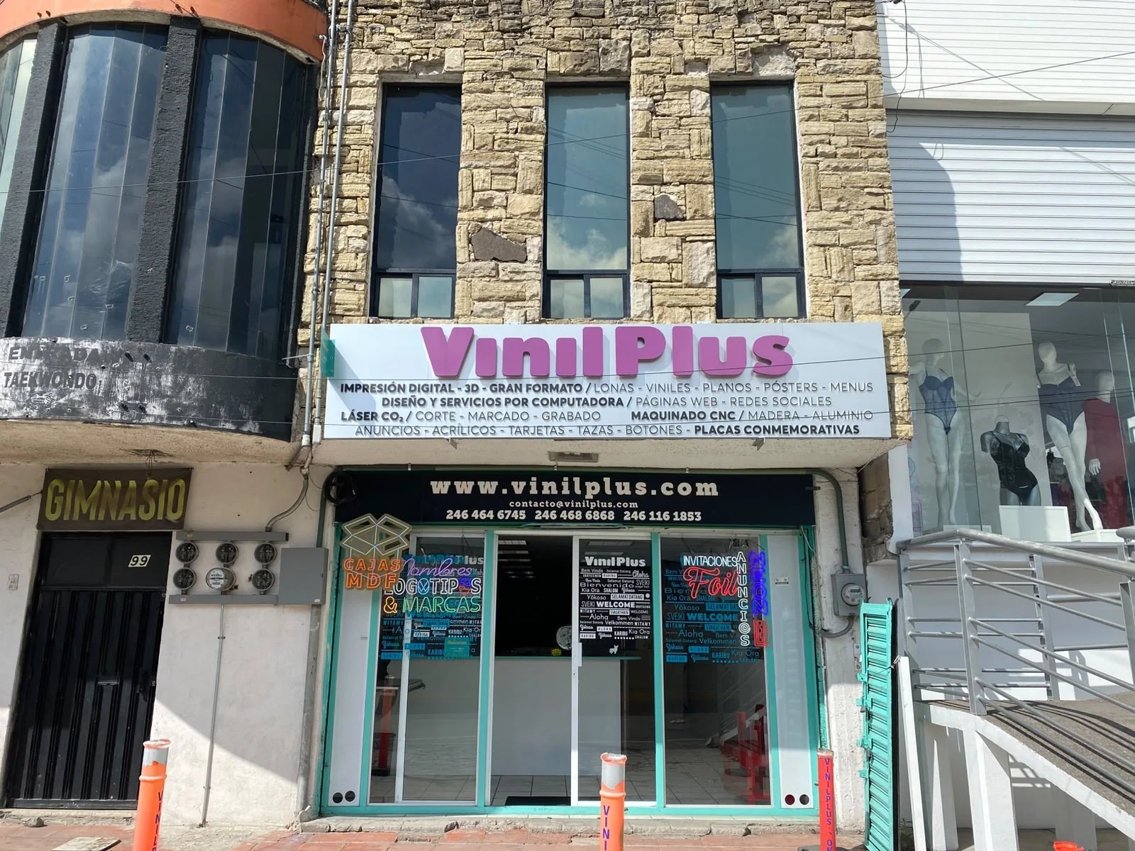 Fachada de Vinilplus en Blvd. Díaz Varela #99-B
